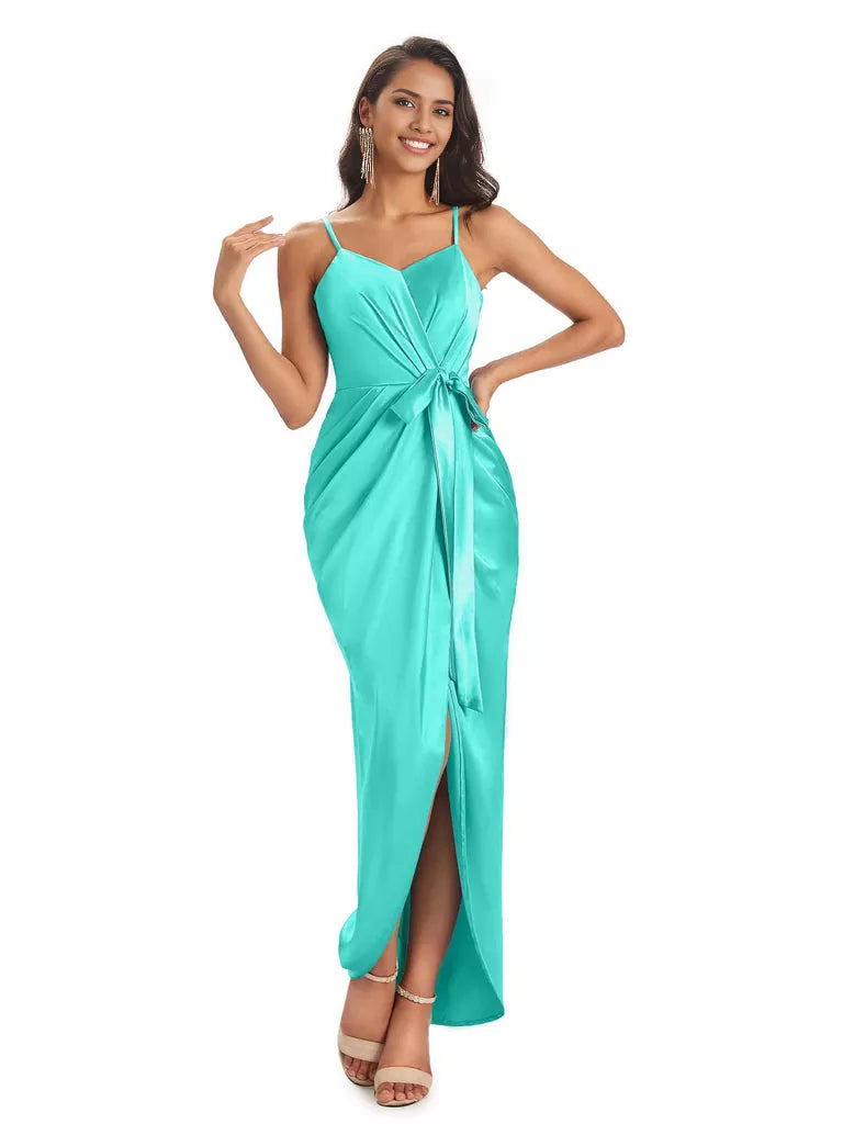 Vestidos de dama de honor asimétricos de satén suave con escote en V y tirantes finos de corte sirena
