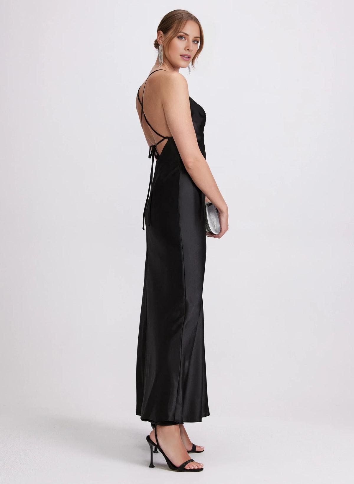Vestido de fiesta con escote en V, hombros descubiertos, sin mangas, tirantes finos, espalda descubierta y largo hasta el suelo 