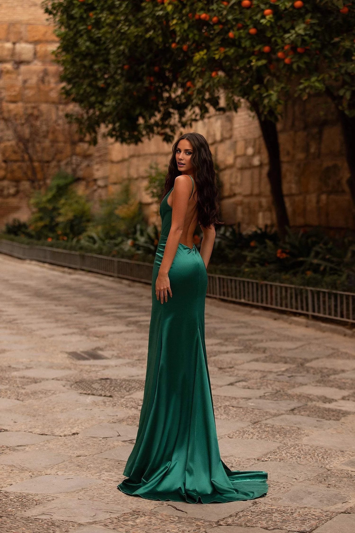 Abito da sera lungo fino al pavimento, senza maniche, con scollo a V, spalline sottili, schiena scoperta e spacco laterale 