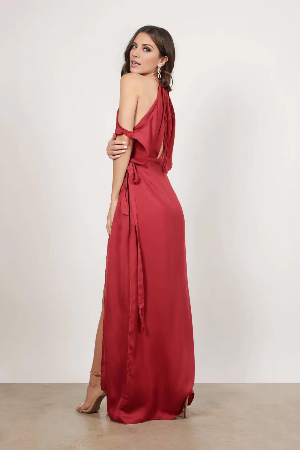 Vestido de fiesta largo hasta el suelo con escote en V, hombros descubiertos, manga corta, abertura lateral en la parte posterior 