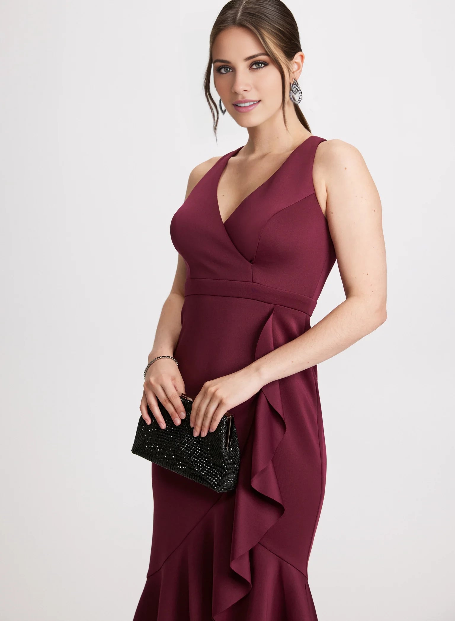 Vestido de fiesta largo hasta el suelo con escote en V, hombros descubiertos, sin mangas, abertura lateral con volantes 