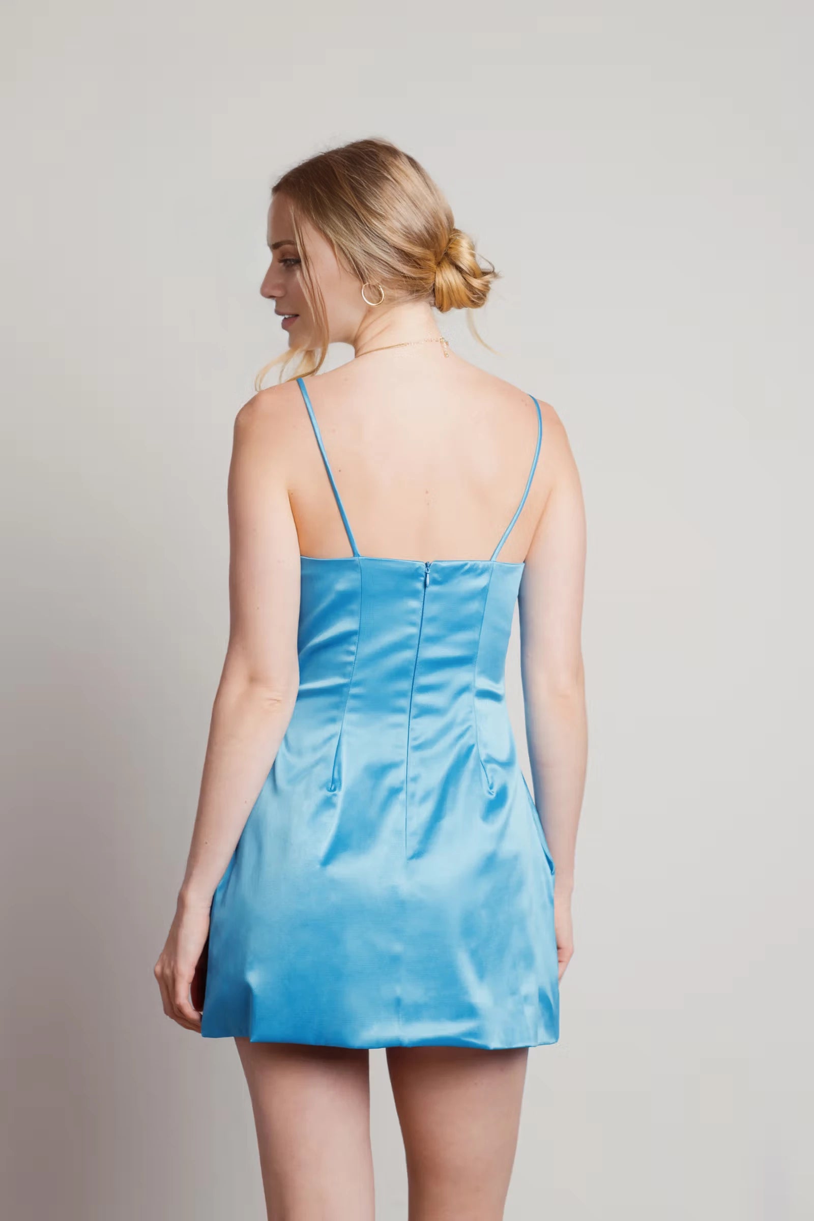 Vestido corto mini de fiesta con escote en V, hombros descubiertos, tirantes finos y espalda descubierta 