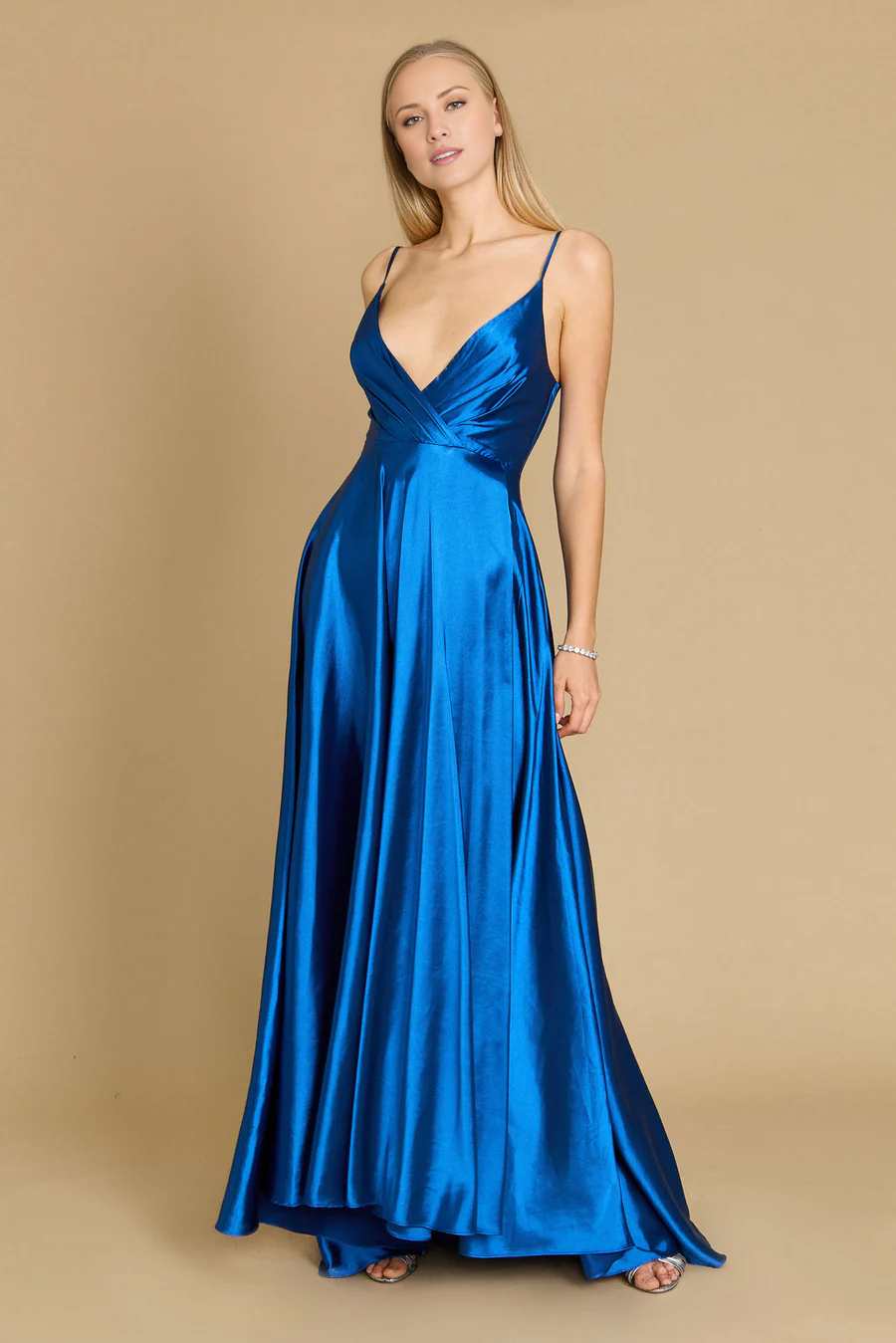 Vestido de fiesta con escote en V, tirantes finos, sin mangas, espalda descubierta y largo hasta el suelo 
