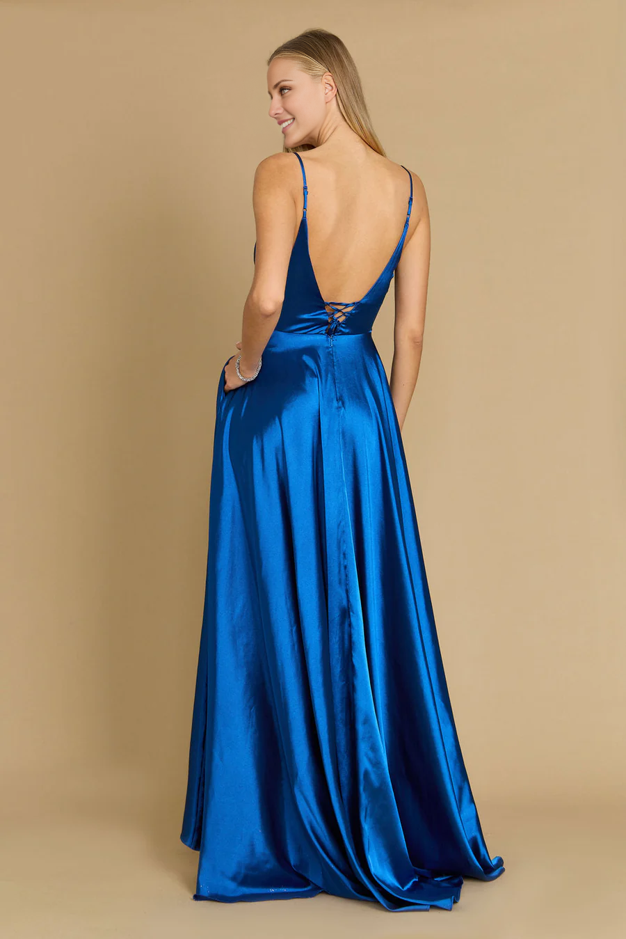 Vestido de fiesta con escote en V, tirantes finos, sin mangas, espalda descubierta y largo hasta el suelo 