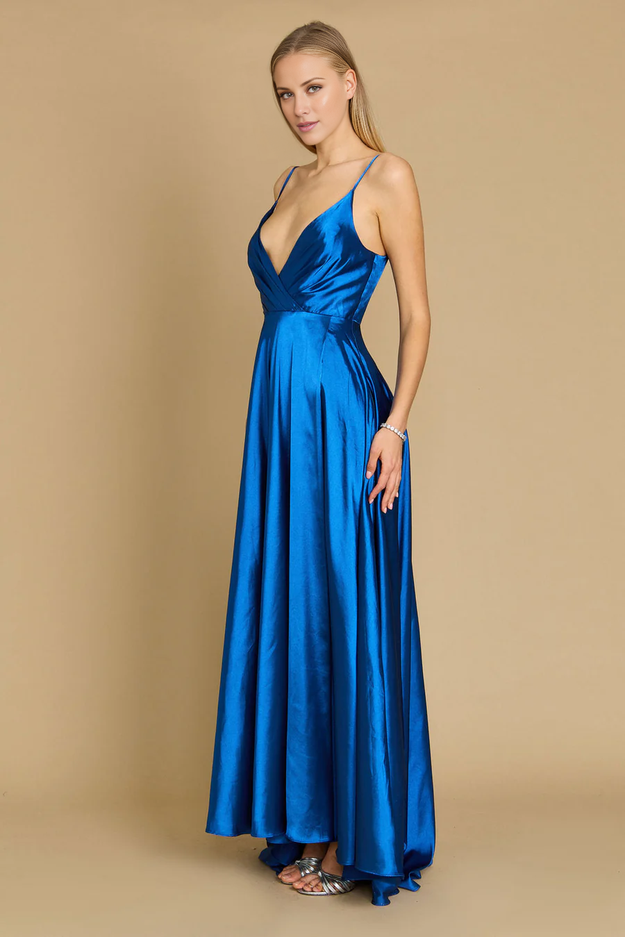 Vestido de fiesta con escote en V, tirantes finos, sin mangas, espalda descubierta y largo hasta el suelo 