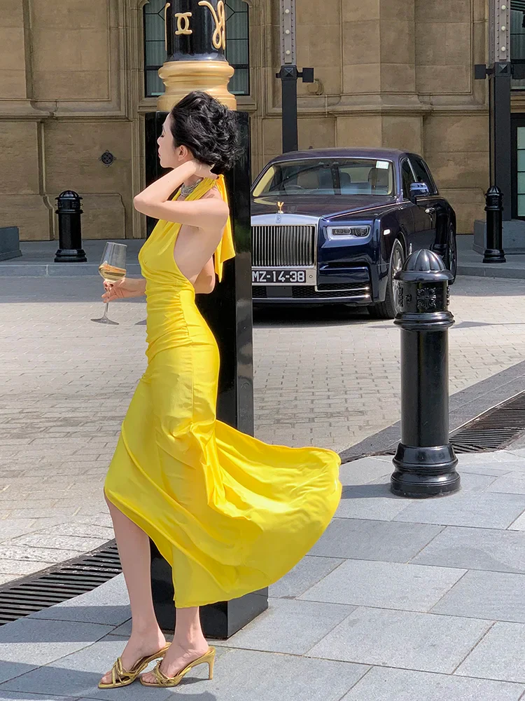 Vibrant Form-Fitting Evening Dress Halter Plunging Neck Sleeveless Open Back Asymmetrical Hem