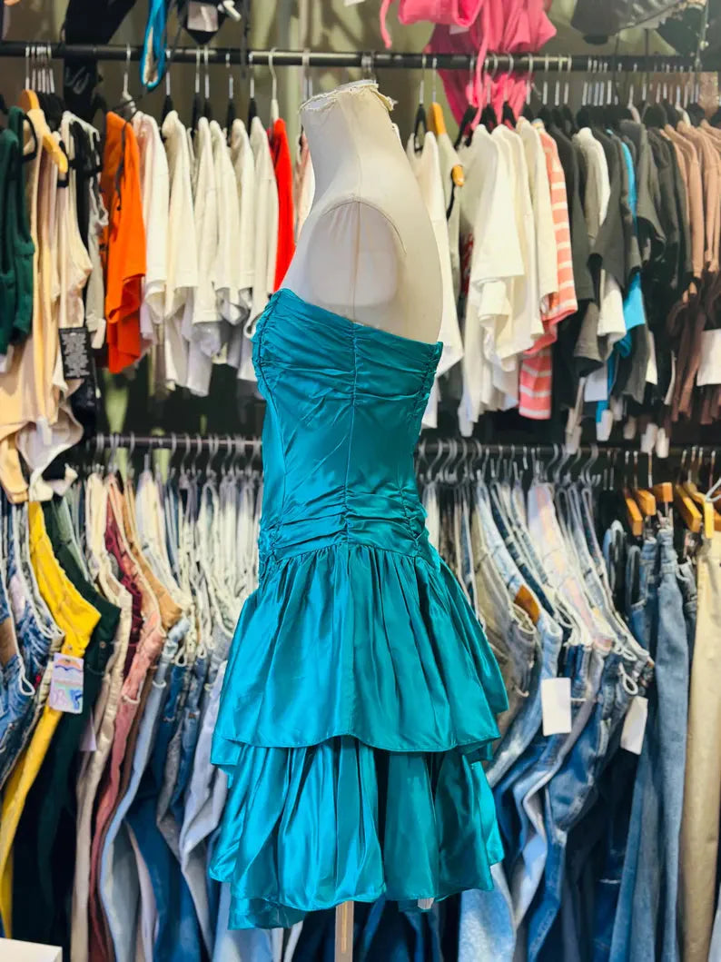 Vibrant Ruched A-Line Sweetheart Strapless Zipper Back Tiered Short Homecoming Dresses