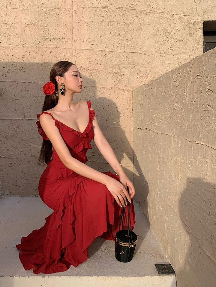 Vibrant ruffled mermaid V-neck spaghetti-strap open-back high-slit midi evening dress