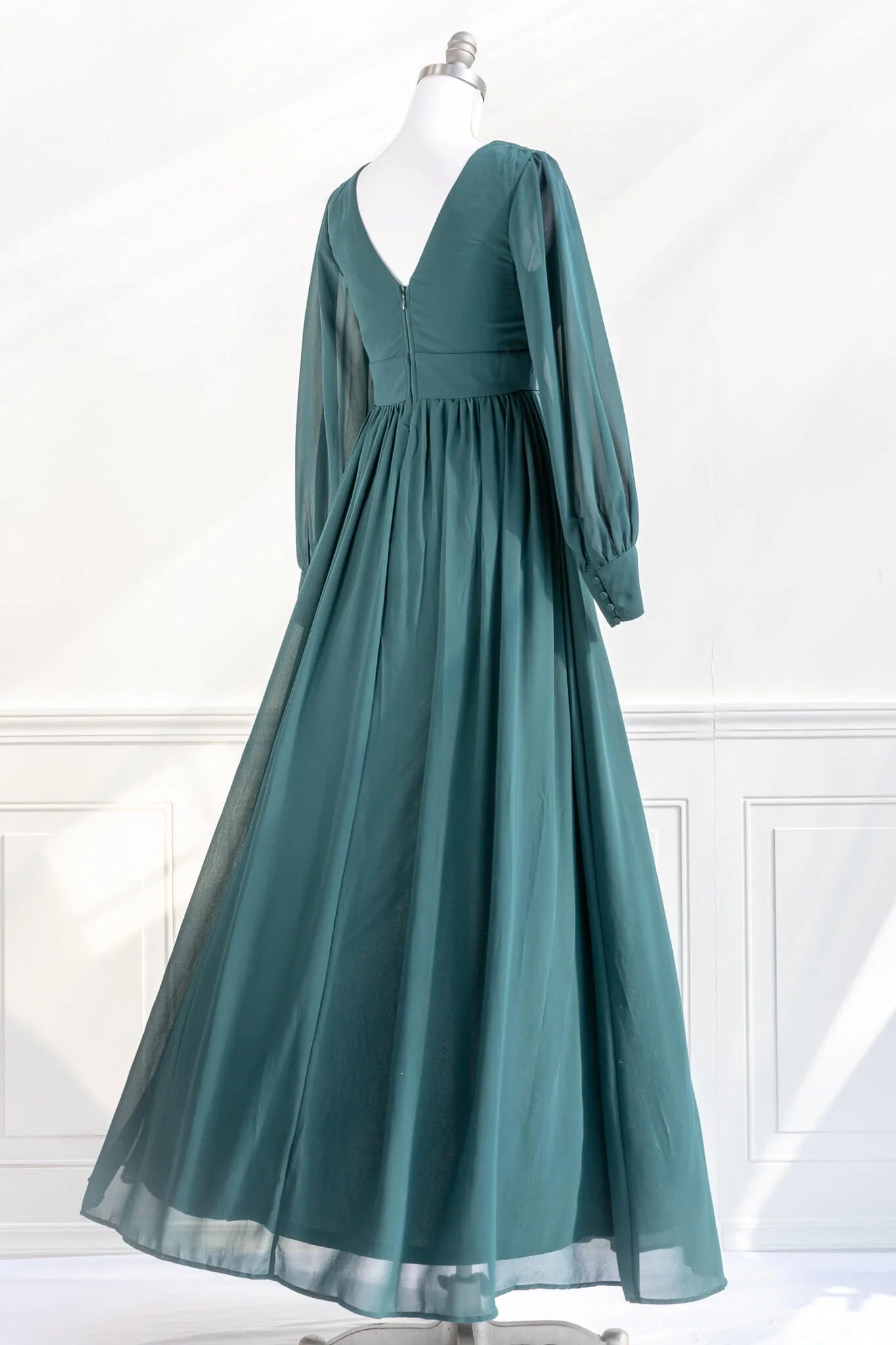 Vestido de fiesta elegante de satén con escote en V, manga larga y largo hasta el suelo.