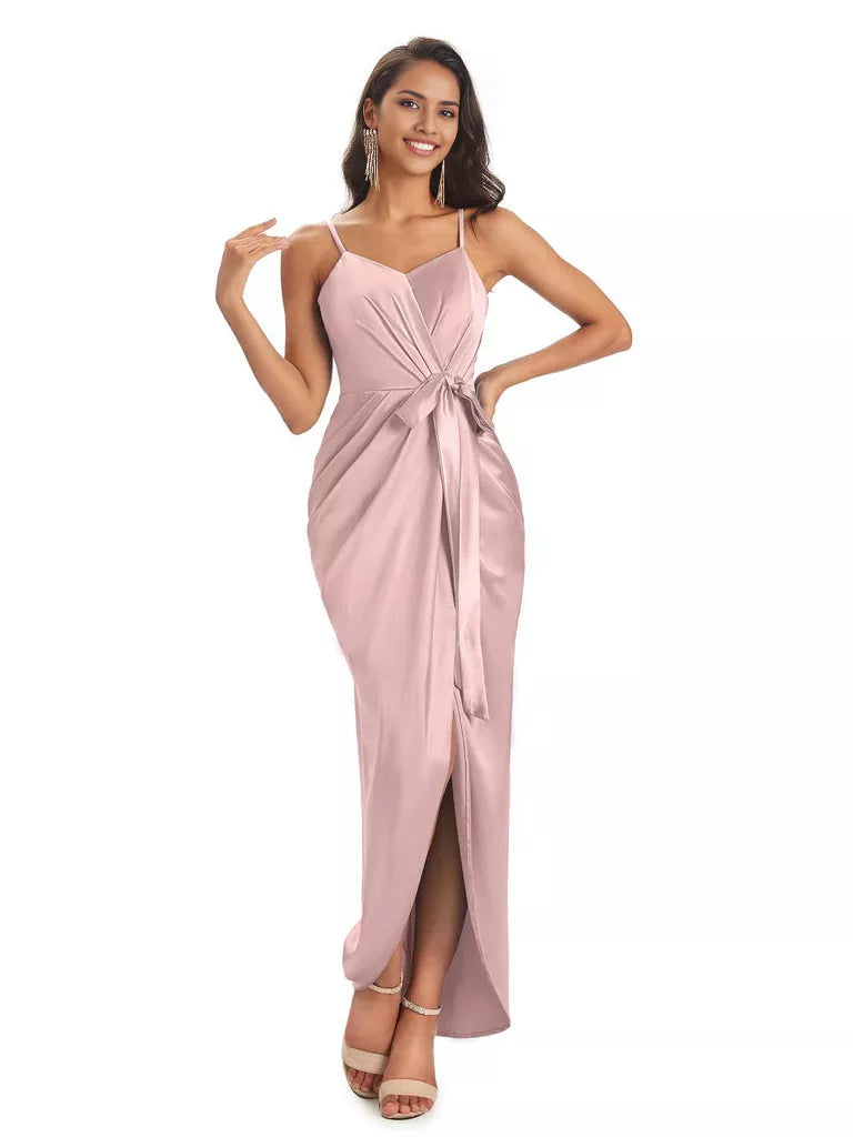 Vestidos de dama de honor asimétricos de satén suave con escote en V y tirantes finos de corte sirena