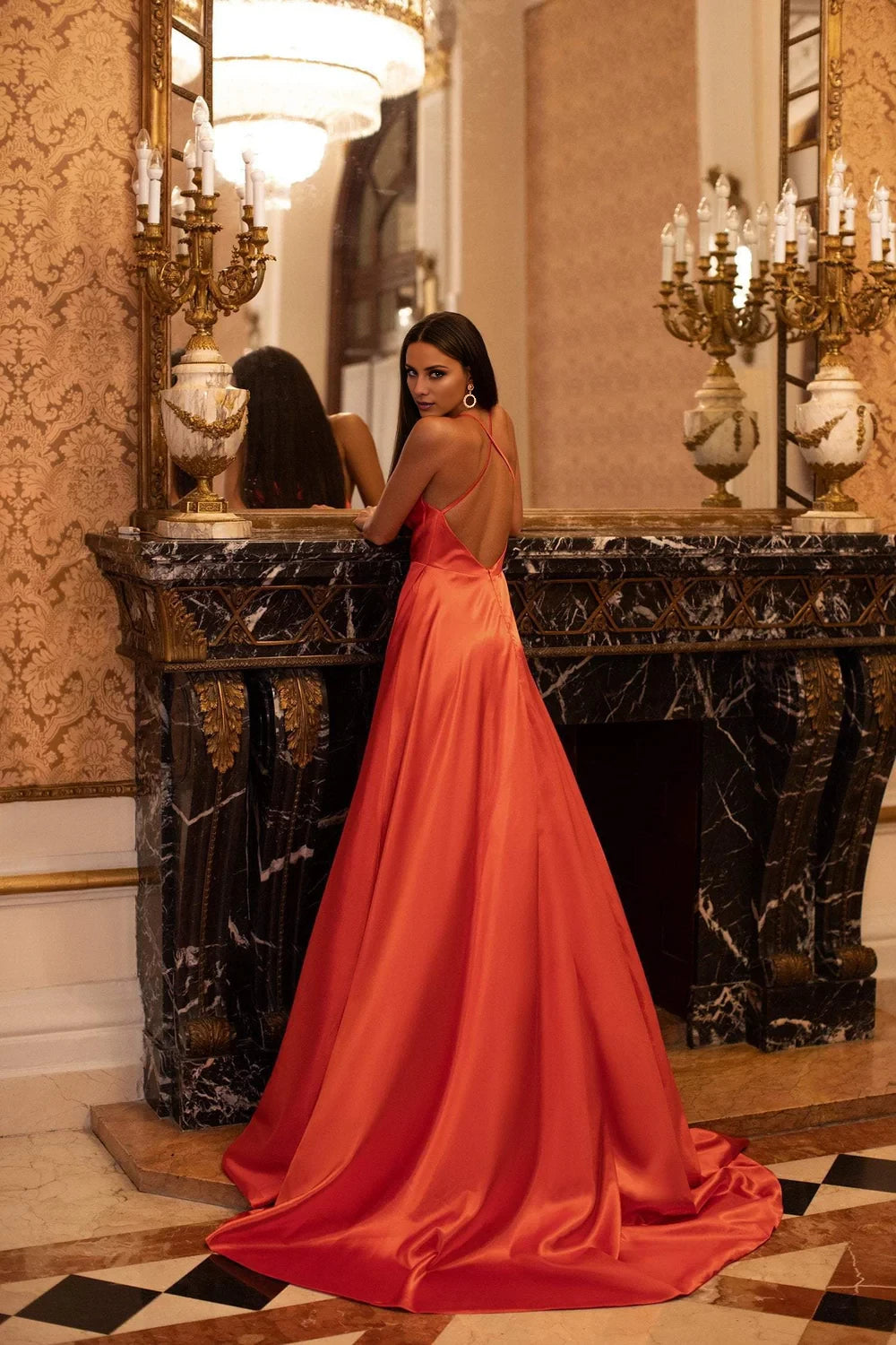 Vestido de noche sin mangas, con cuello en la cintura, hombros descubiertos, tirantes finos, espalda descubierta y largo hasta el suelo 