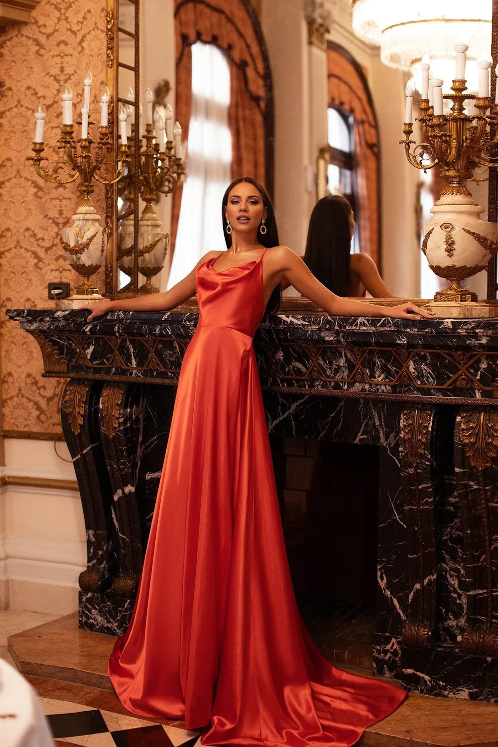 Abito da sera lungo fino al pavimento, senza maniche, con scollo a V, spalline sottili e schiena scoperta 