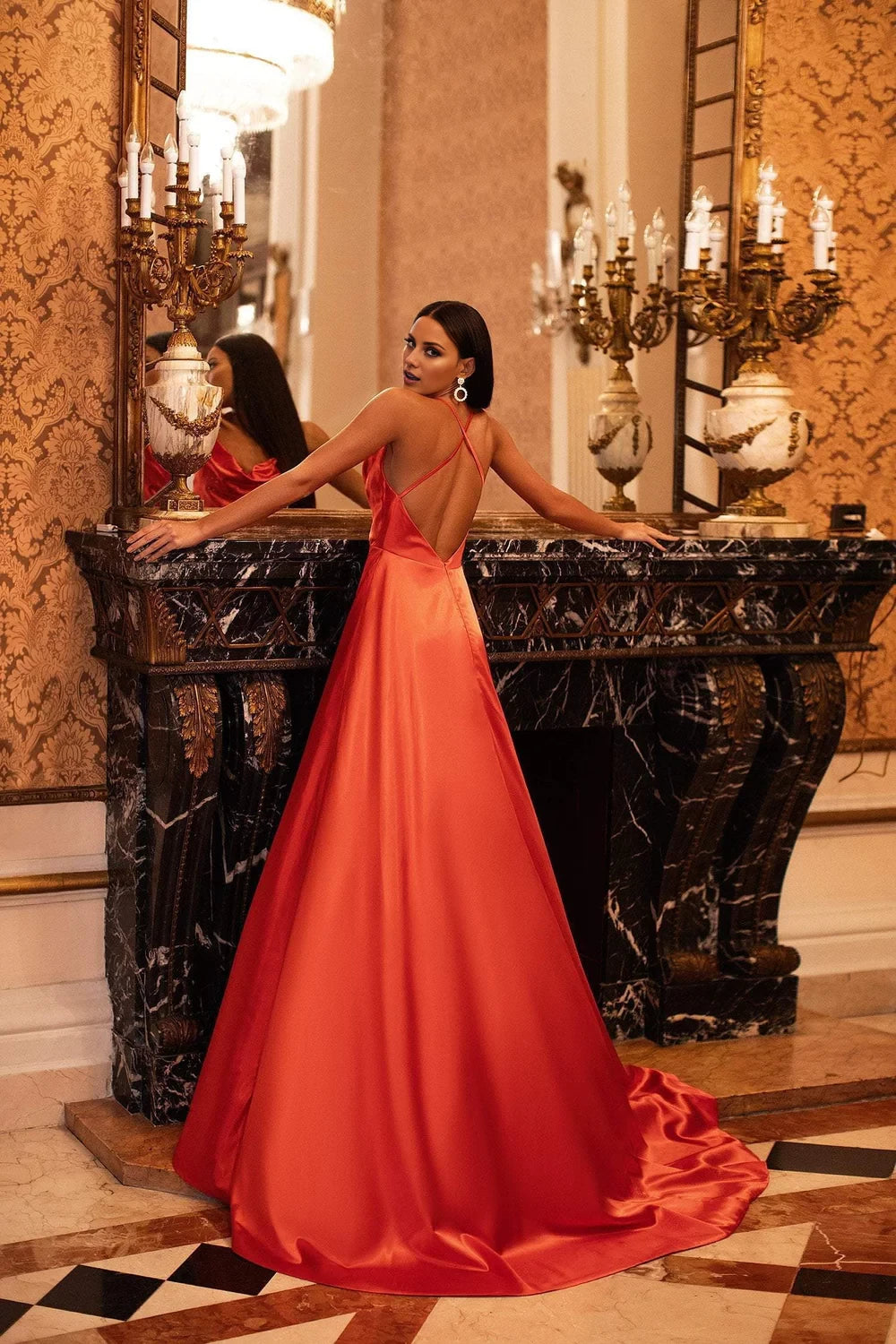 Vestido de noche sin mangas, con cuello en la cintura, hombros descubiertos, tirantes finos, espalda descubierta y largo hasta el suelo 