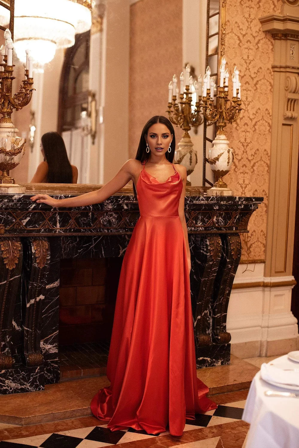 Abito da sera lungo fino al pavimento, senza maniche, con scollo a V, spalline sottili e schiena scoperta 