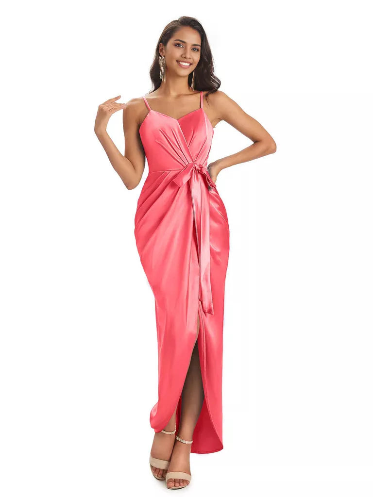 Vestidos de dama de honor asimétricos de satén suave con escote en V y tirantes finos de corte sirena