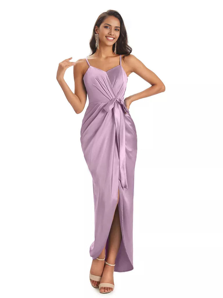 Vestidos de dama de honor asimétricos de satén suave con escote en V y tirantes finos de corte sirena
