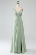 Abito da damigella lungo in chiffon plissettato con spalle sottili, a trapezio, color salvia polveroso