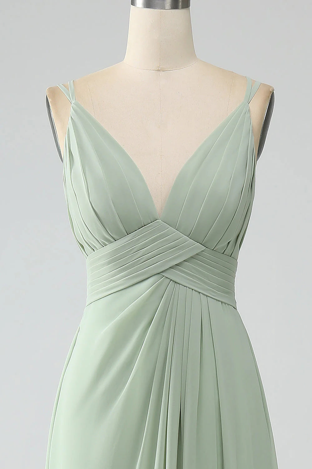 Vestido largo de dama de honor de gasa plisada con hombros finos y corte en A en color salvia polvorienta