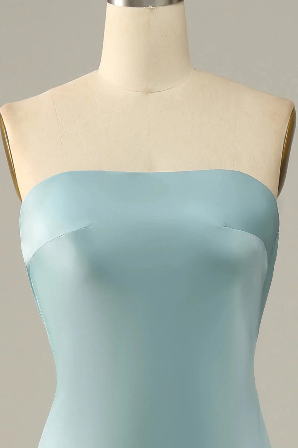 Vestido de dama de honor de satén y sin tirantes con cola de pez en gris azulado