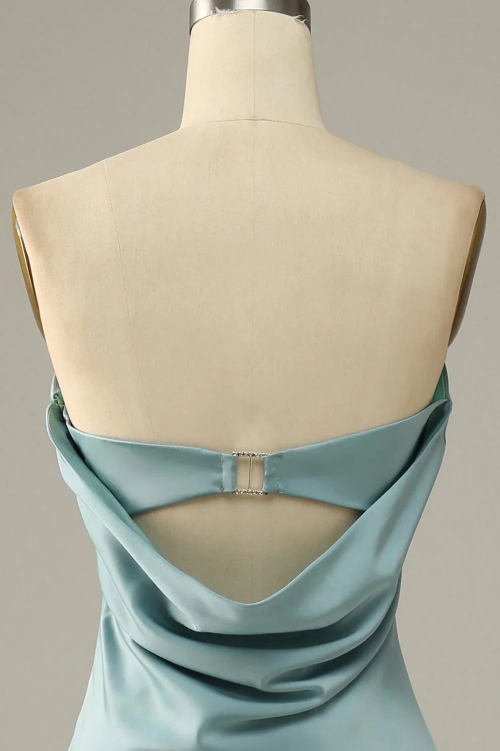 Vestido de dama de honor de satén y sin tirantes con cola de pez en gris azulado