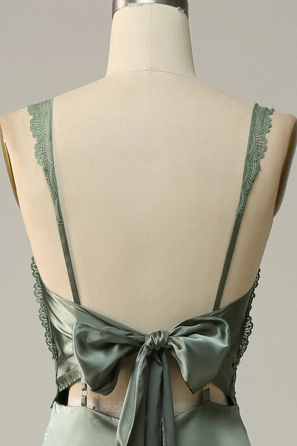 Vestido de dama de honor de satén gris verdoso ajustado con tirantes finos y lazo en la espalda