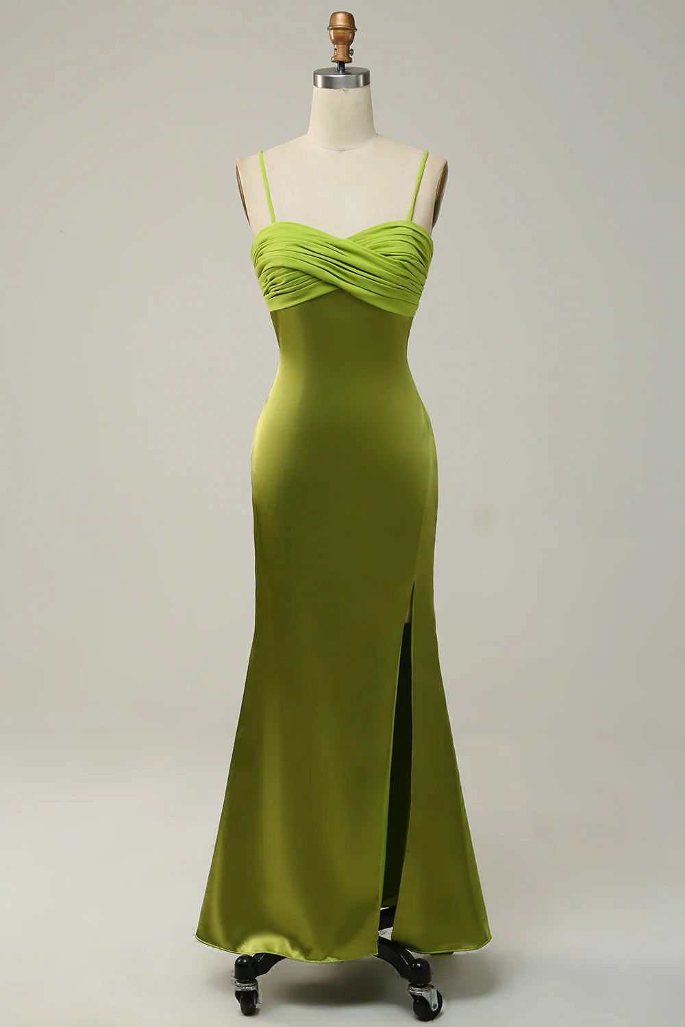 Vestido de dama de honor verde limón con tirantes finos y ajustados