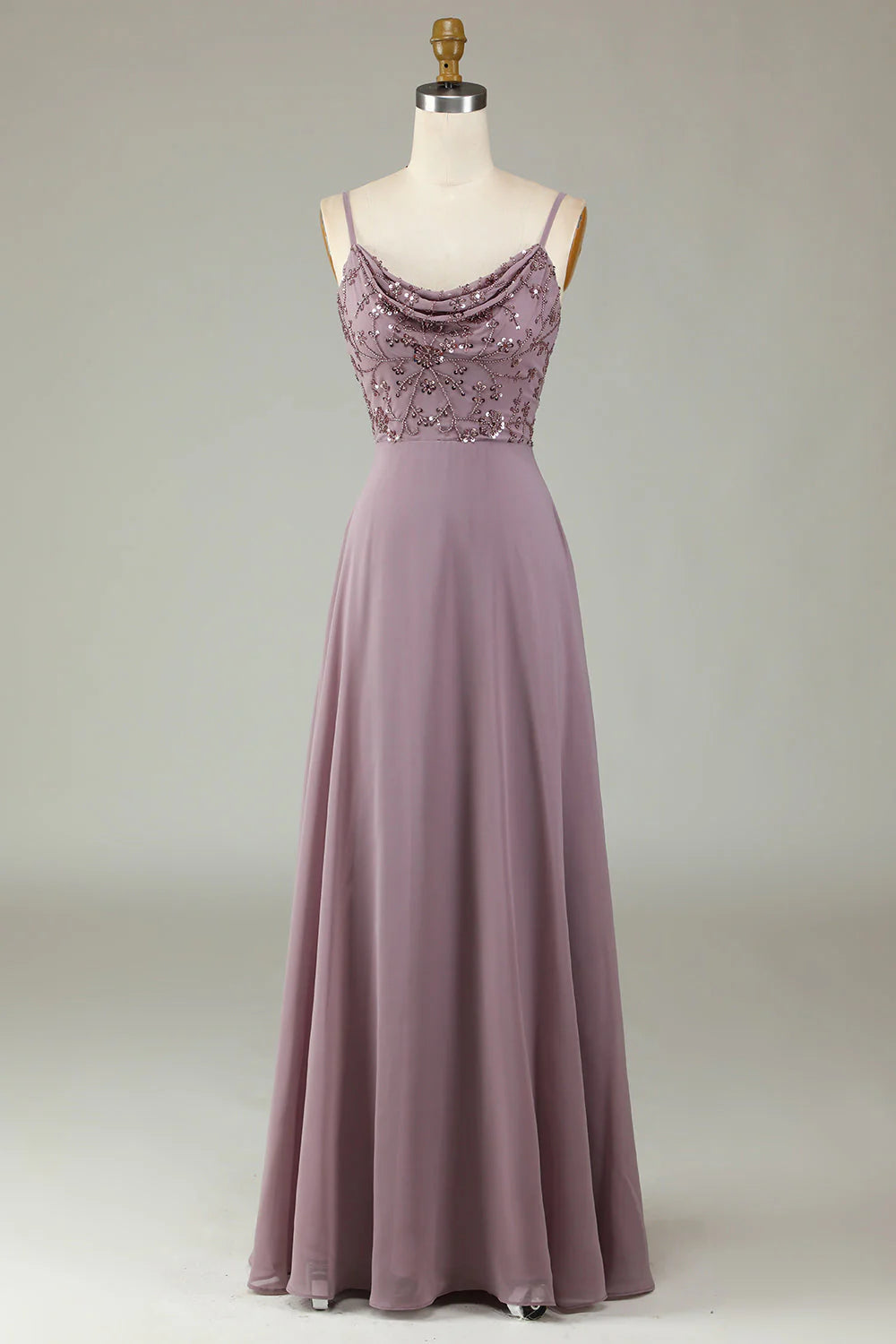 Vestido de dama de honor en gris y rosa con cuentas y tirantes finos