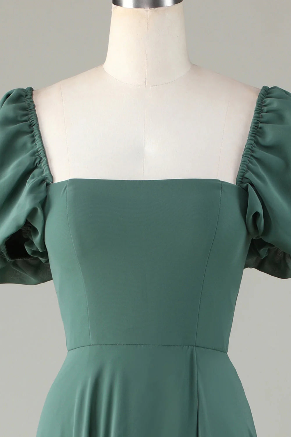 Vestido de dama de honor de eucalipto con mangas abullonadas de gasa