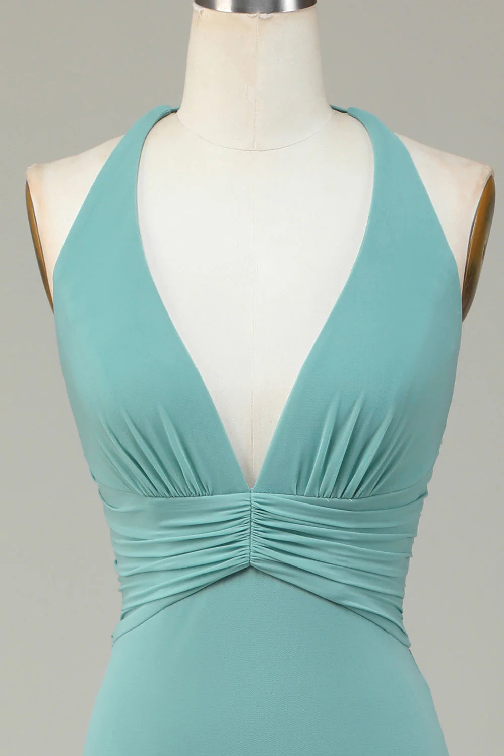 Vestido de dama de honor con cuello de sirena y cristales marinos colgantes