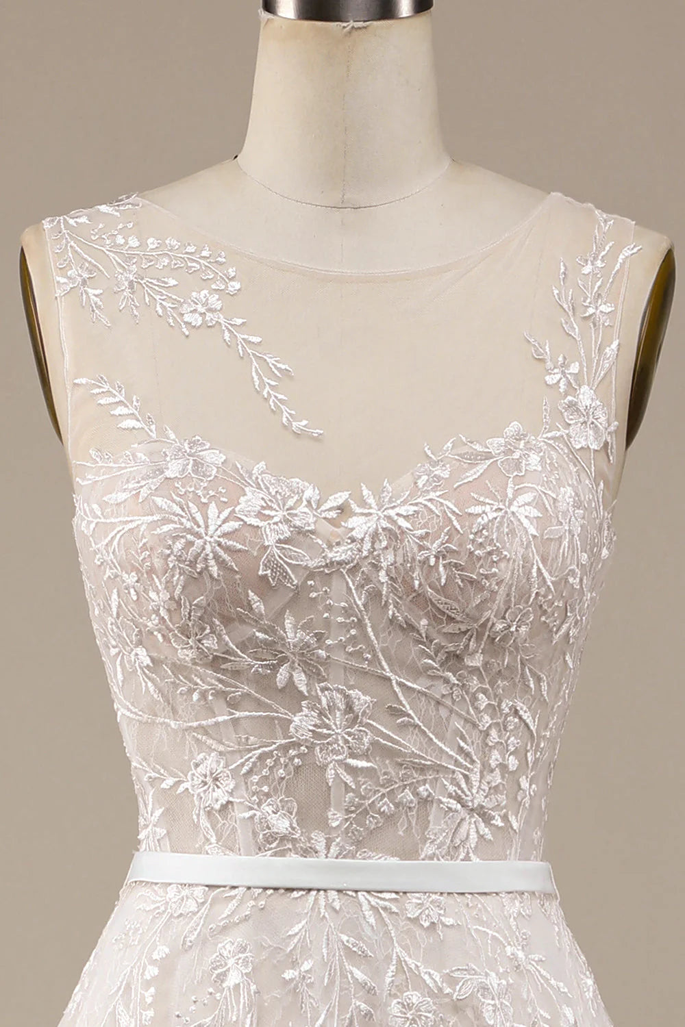 Vestido de novia de corte A con cola y encaje transparente color champán