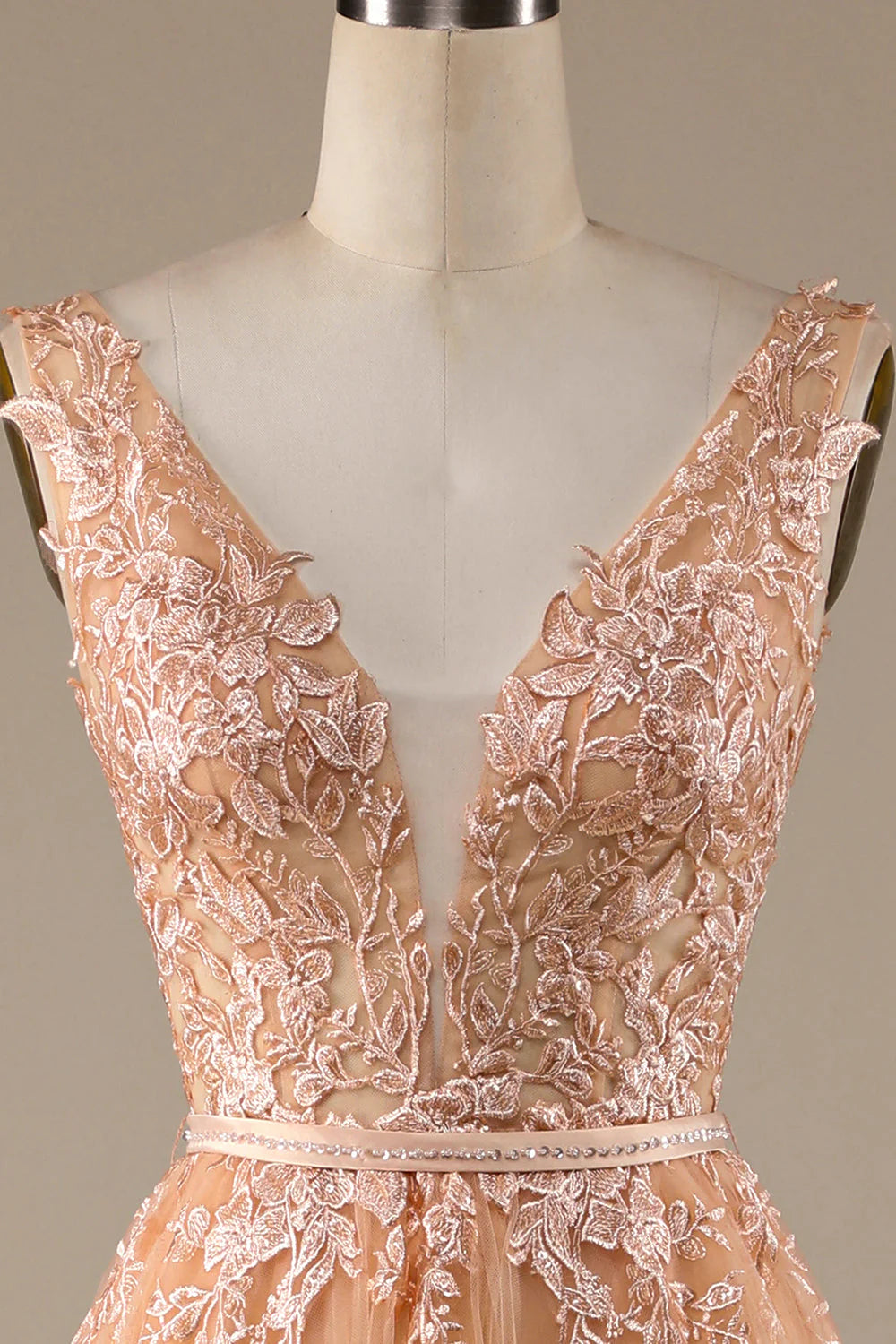 Vestido de novia transparente de encaje con escote en V color champán