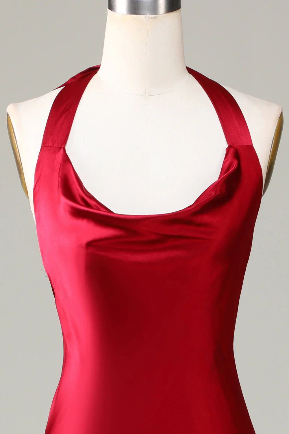 Vestido largo de dama de honor con abertura en el cuello, sin mangas y color rojo vino