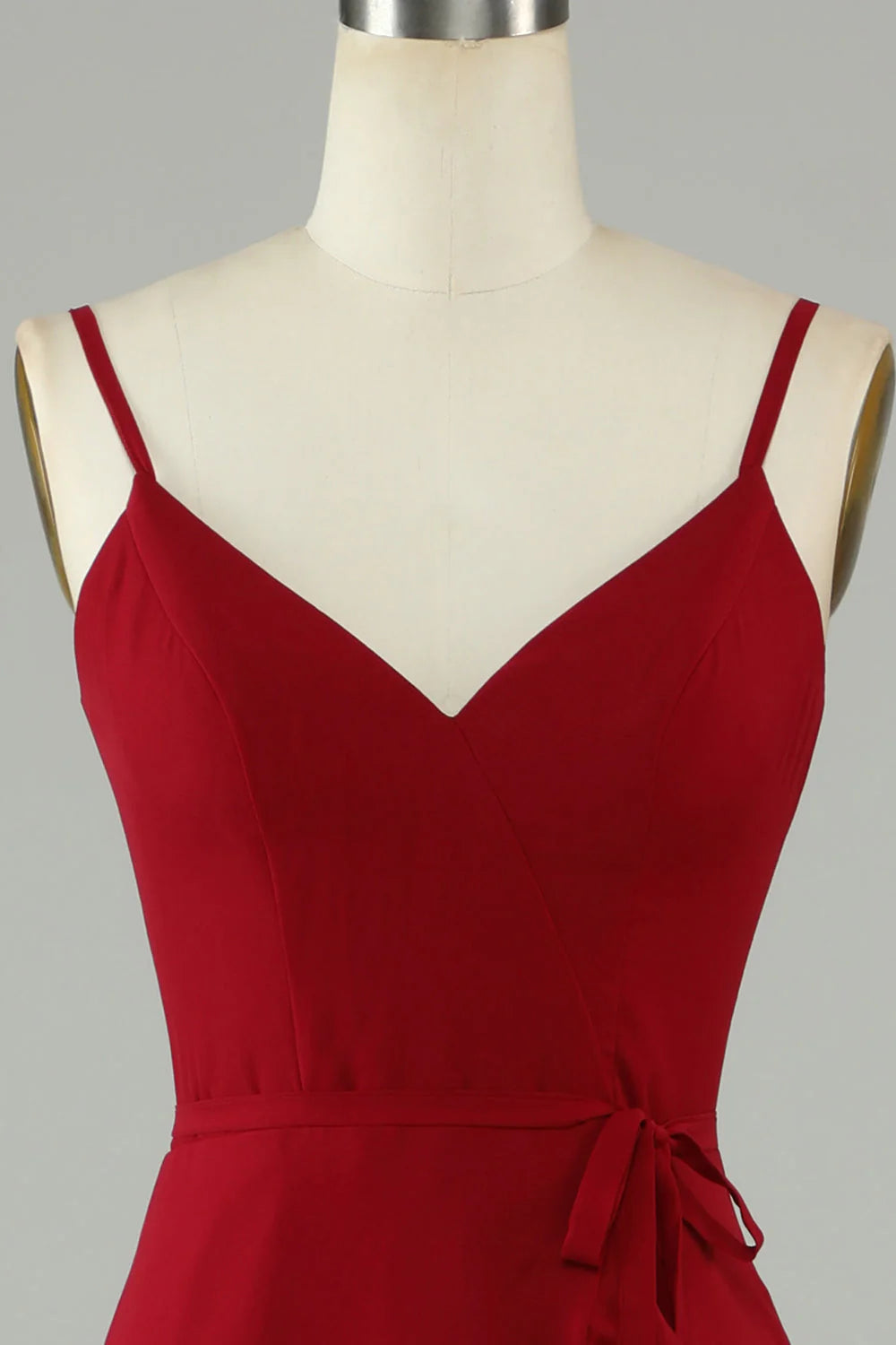 Vestido largo de dama de honor de gasa con tirantes finos en color rojo vino y borde con volantes