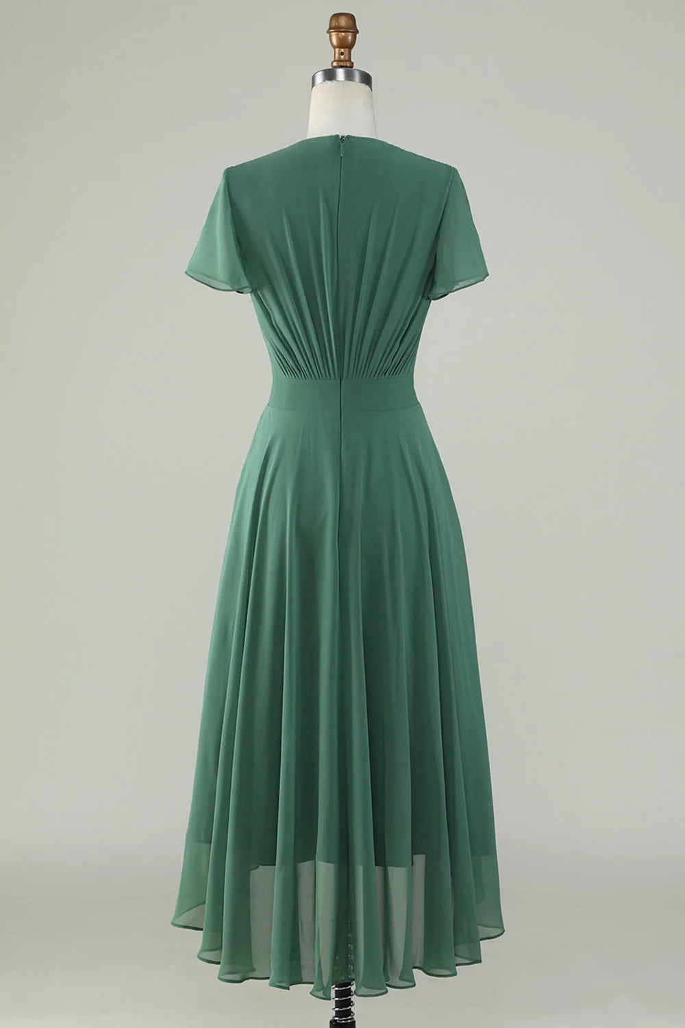 Vestido de dama de honor de eucalipto con manga corta y lazo y escote en V