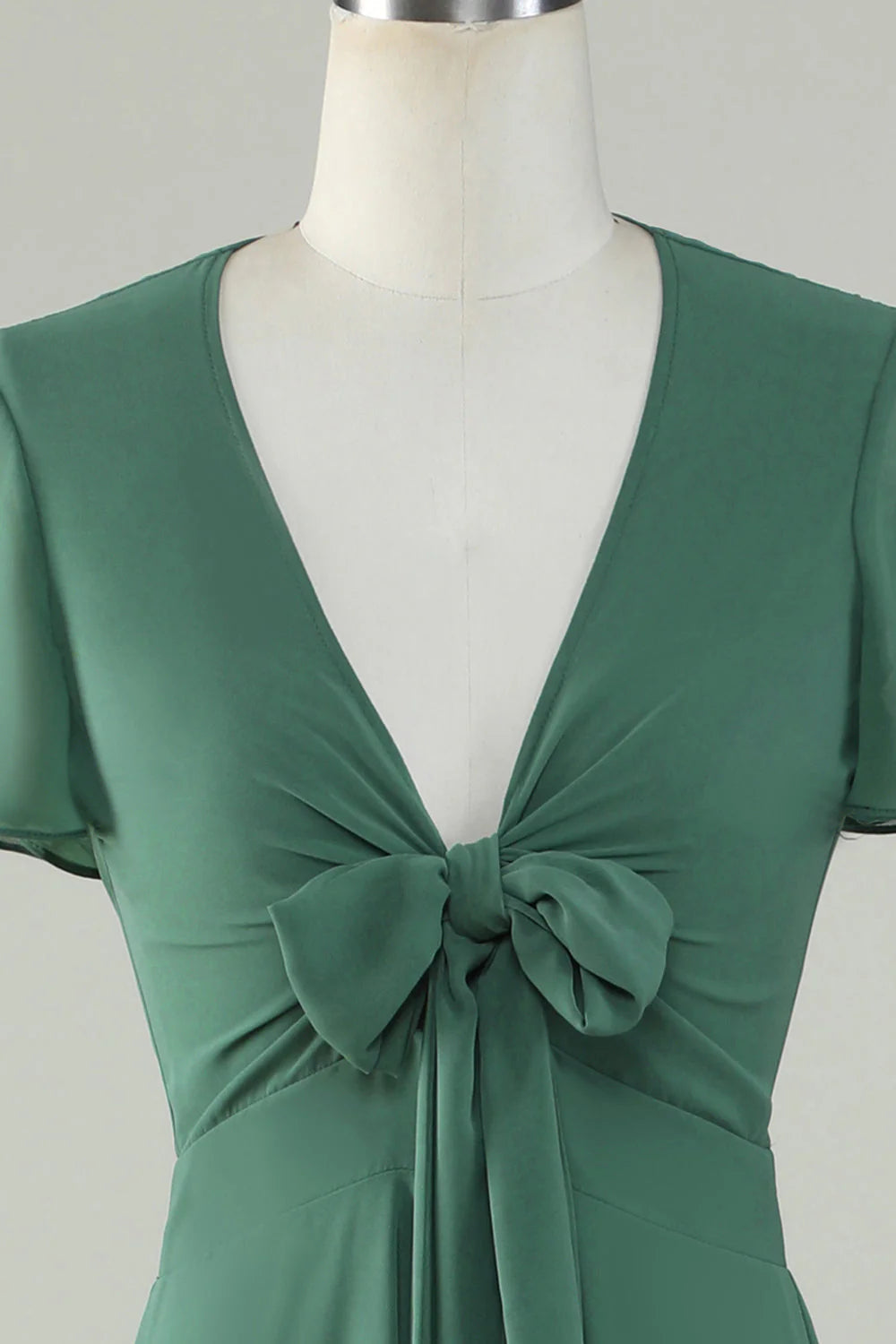 Vestido de dama de honor de eucalipto con manga corta y lazo y escote en V