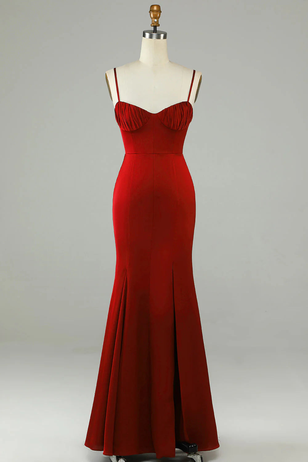 Vestido largo de dama de honor con cola de pez, tirantes finos en color rojo vino y abertura.