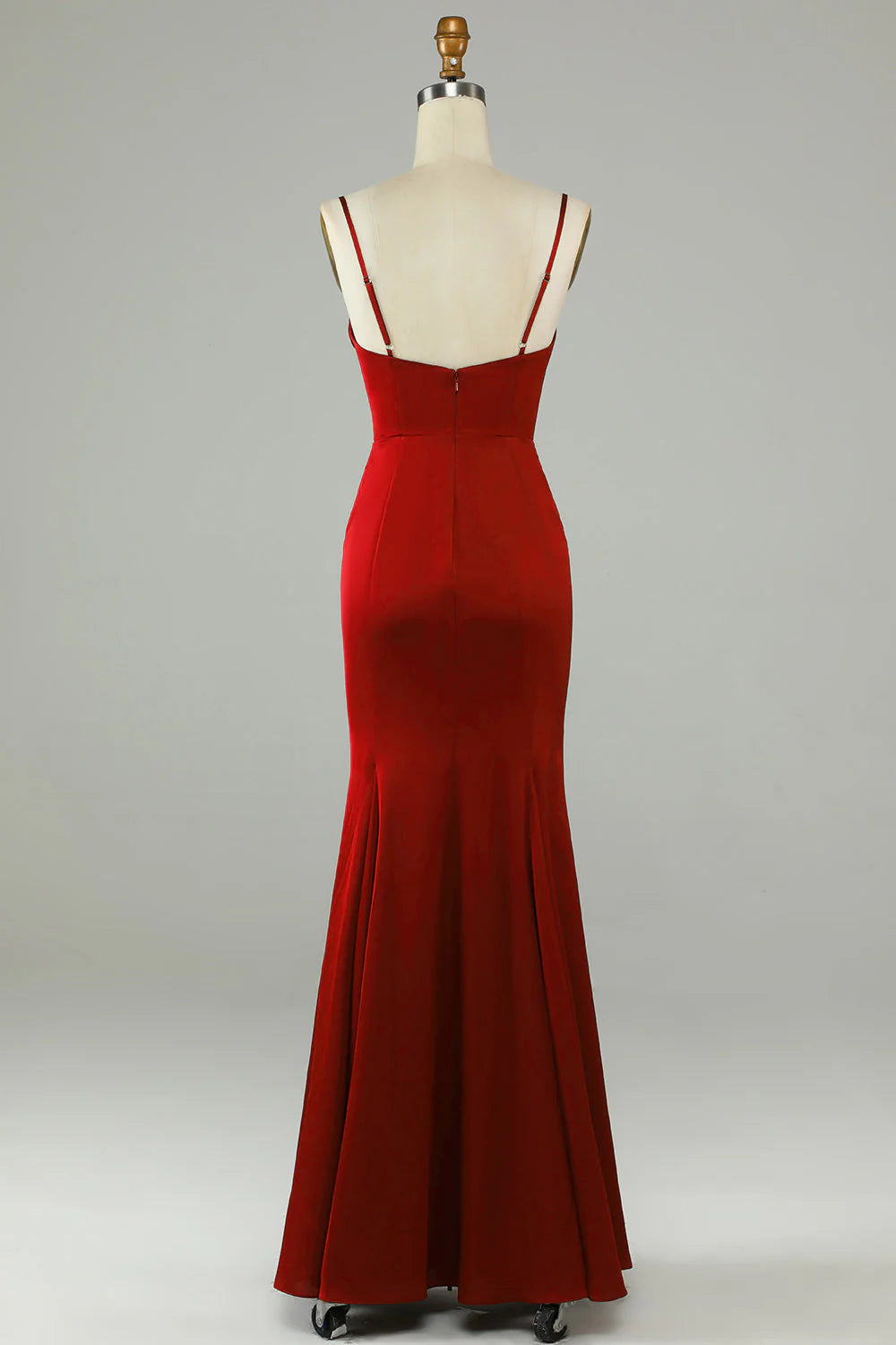 Vestido largo de dama de honor con cola de pez, tirantes finos en color rojo vino y abertura.