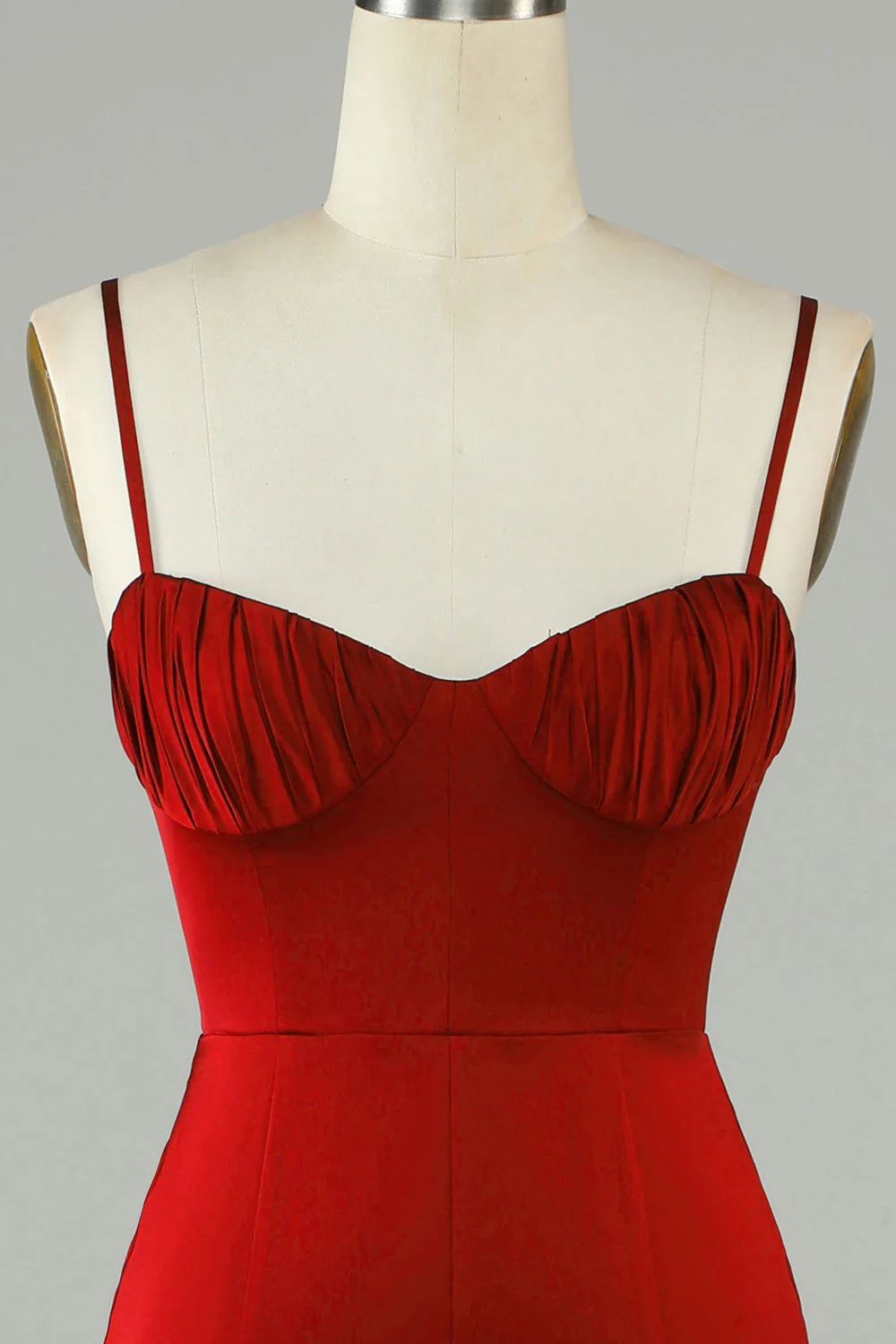 Vestido largo de dama de honor con cola de pez, tirantes finos en color rojo vino y abertura.