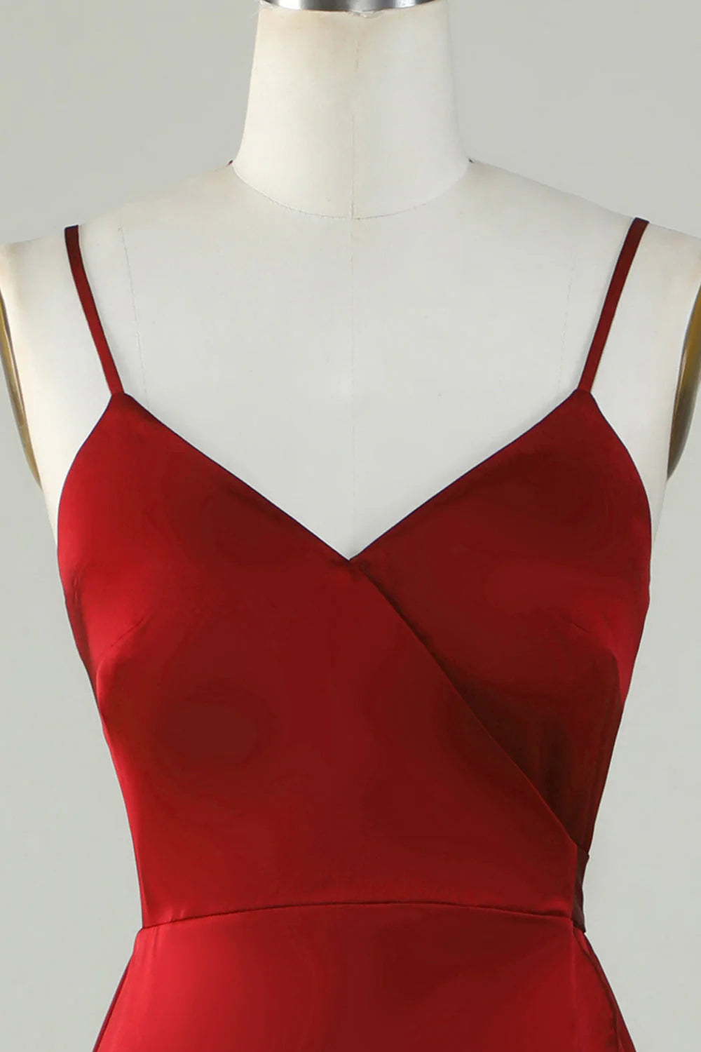 Vestido de dama de honor con volantes en color rojo vino y tirantes finos