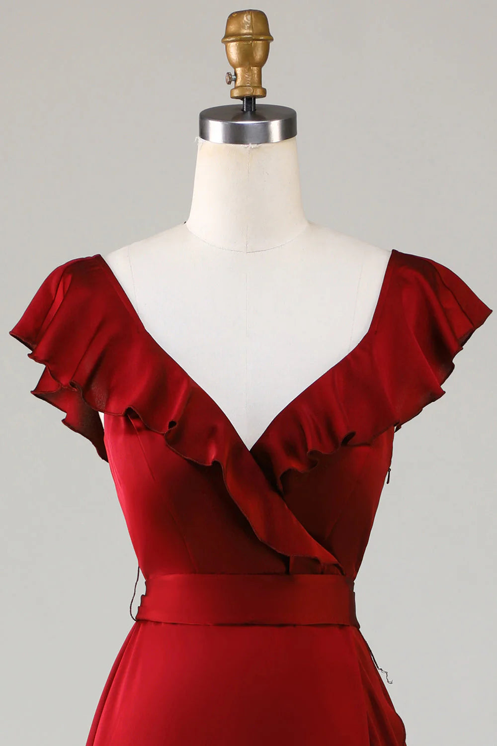 Vestido de dama de honor con escote en V y volantes en color rojo vino