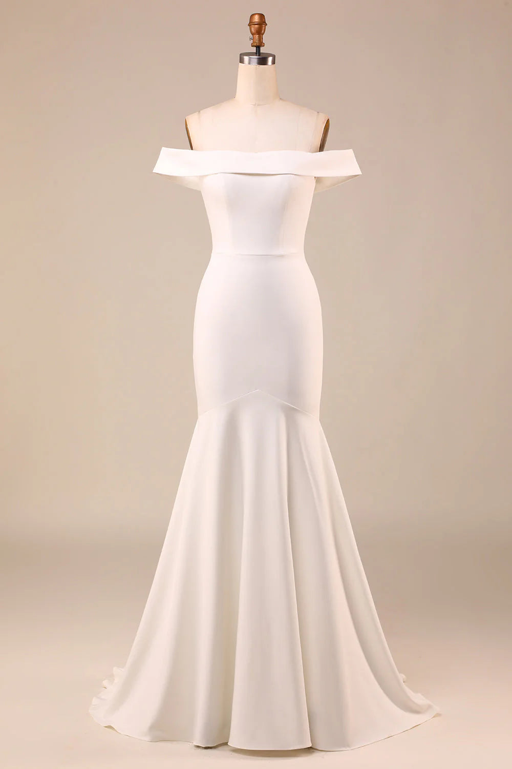 Simple ivory fish tail tie and ground length wedding dress