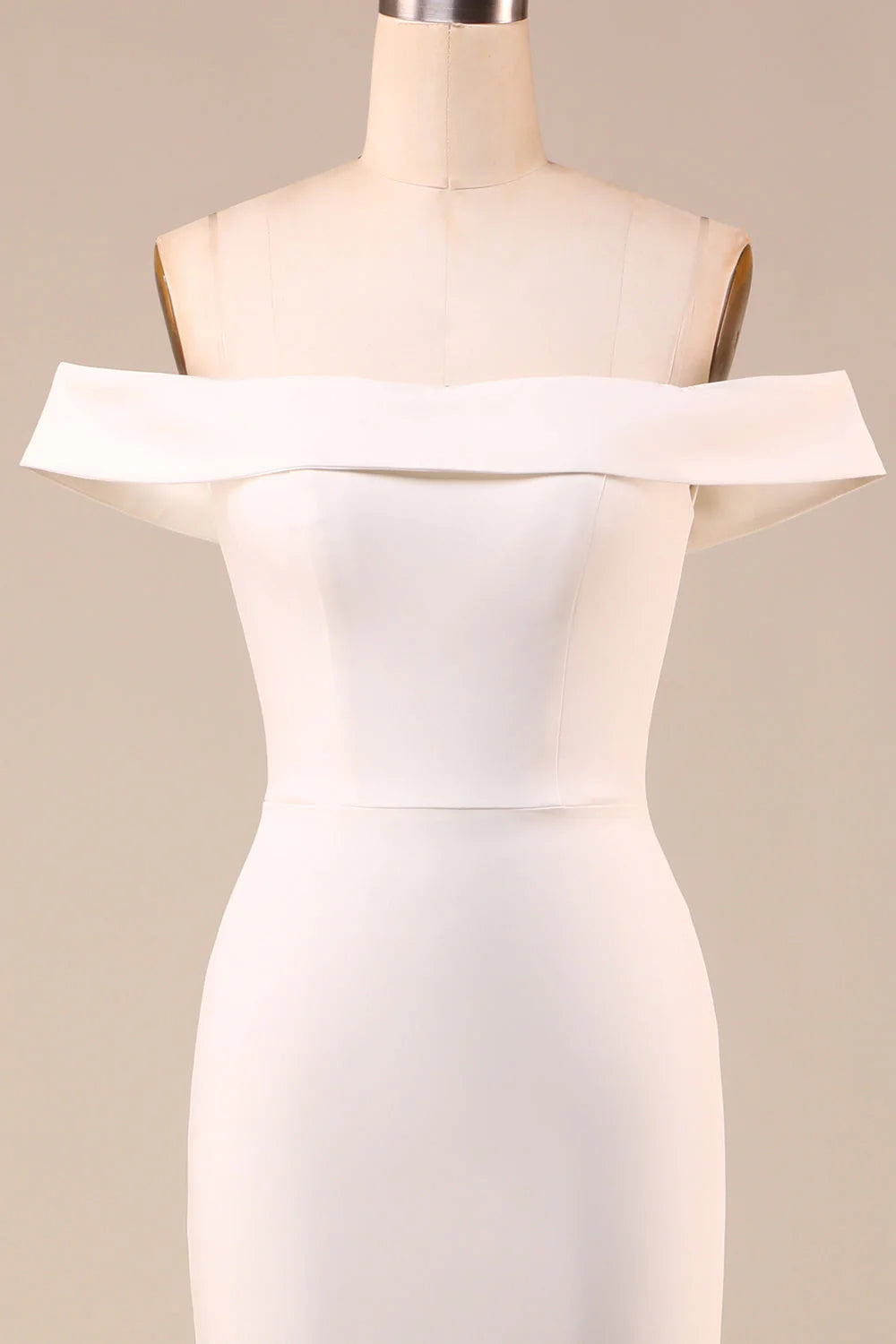 Vestido de novia sencillo color marfil con cola de pez y largo hasta el suelo