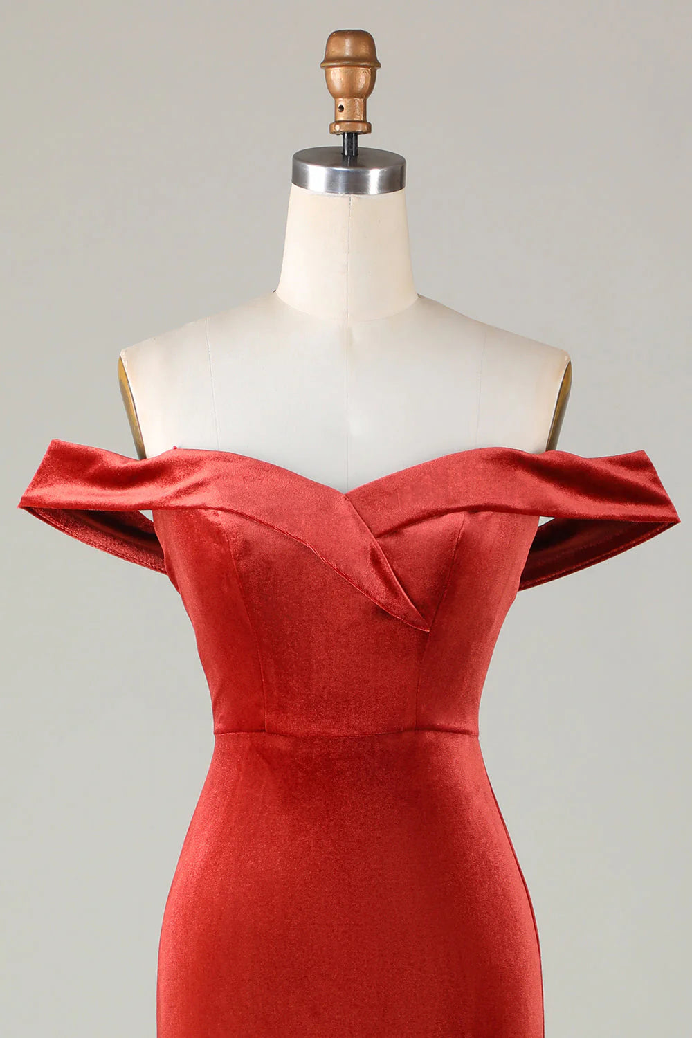 Vestido de dama de honor de terciopelo con hombros descubiertos en color carmesí