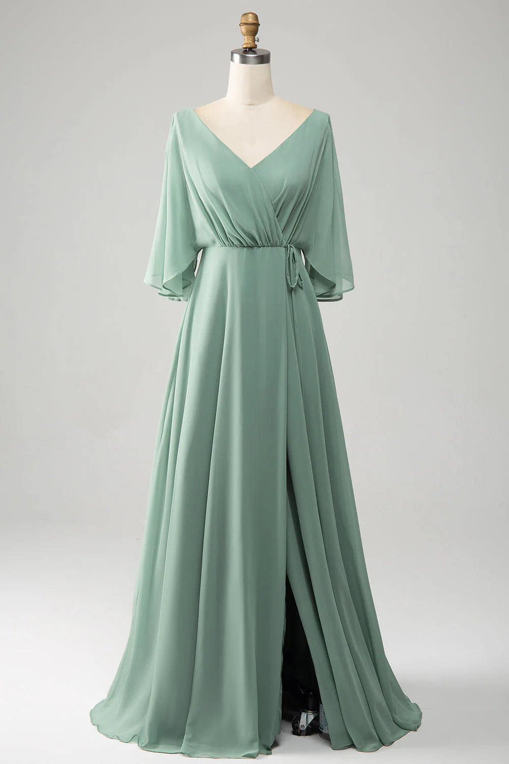 Vestido de dama de honor largo de gasa con mangas murciélago y abertura en el cuello de color matcha