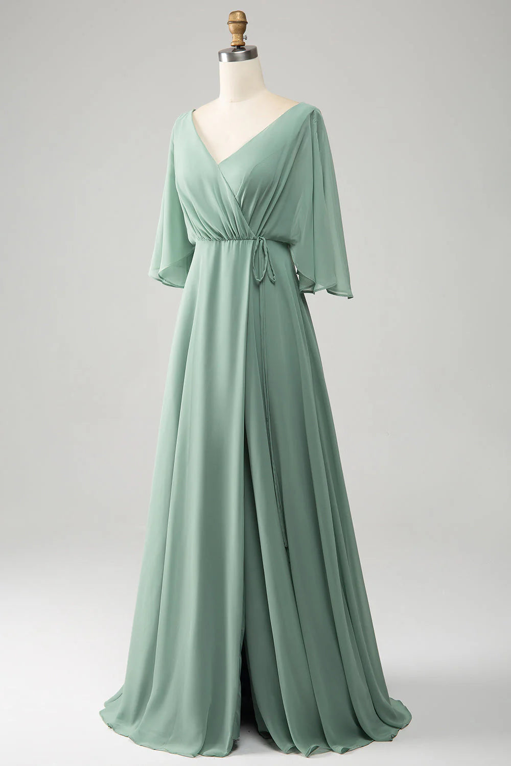 Vestido de dama de honor largo de gasa con mangas murciélago y abertura en el cuello de color matcha