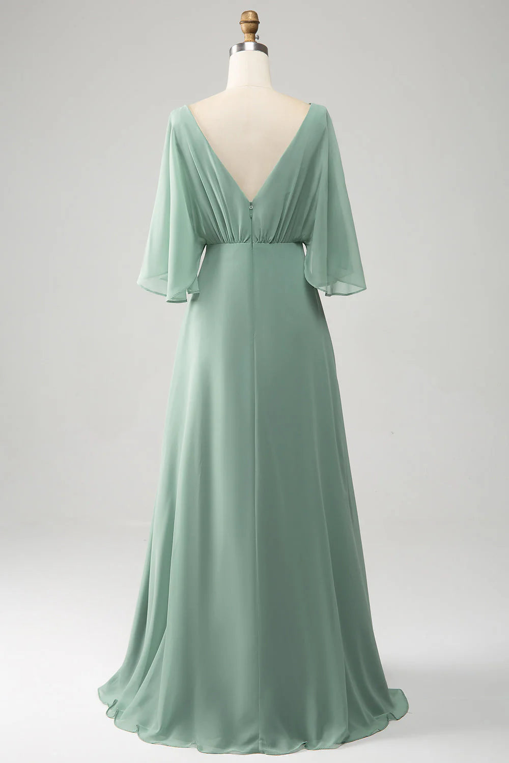 Vestido de dama de honor largo de gasa con mangas murciélago y abertura en el cuello de color matcha