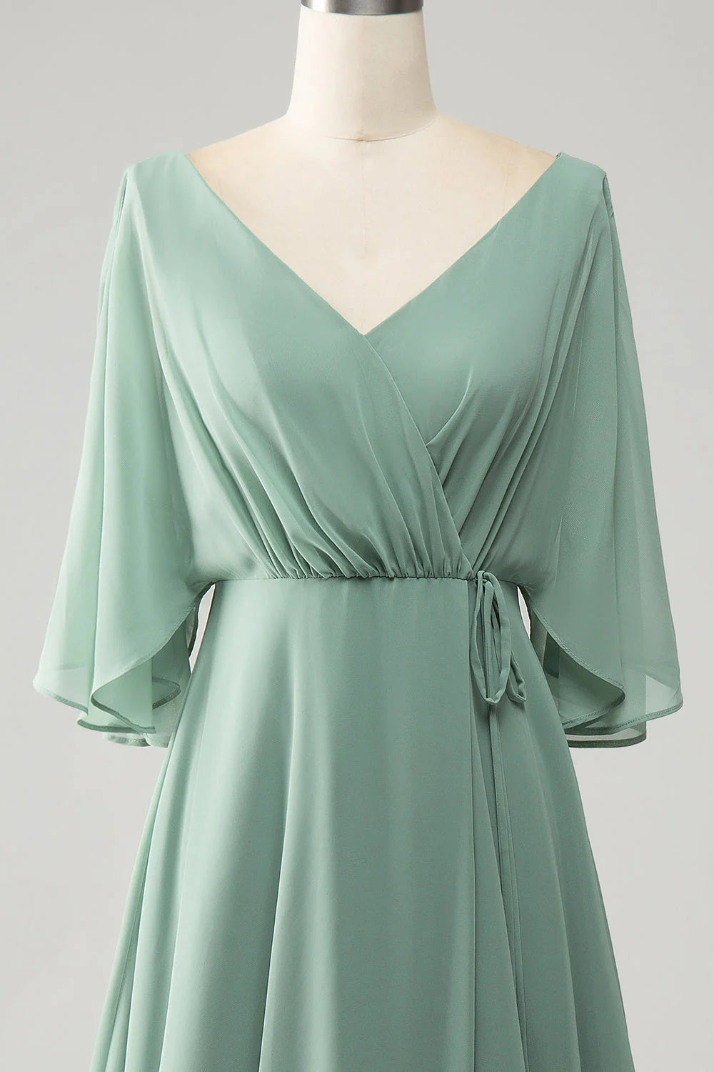 Vestido de dama de honor largo de gasa con mangas murciélago y abertura en el cuello de color matcha