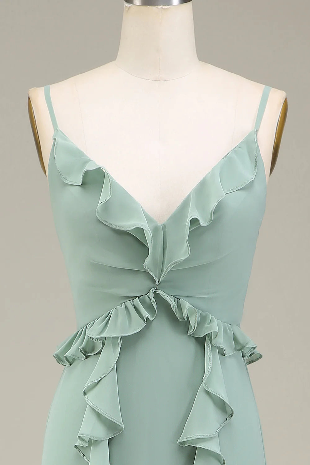 Vestido de dama de honor de gasa con volantes, escote en V y corte A en eucalipto