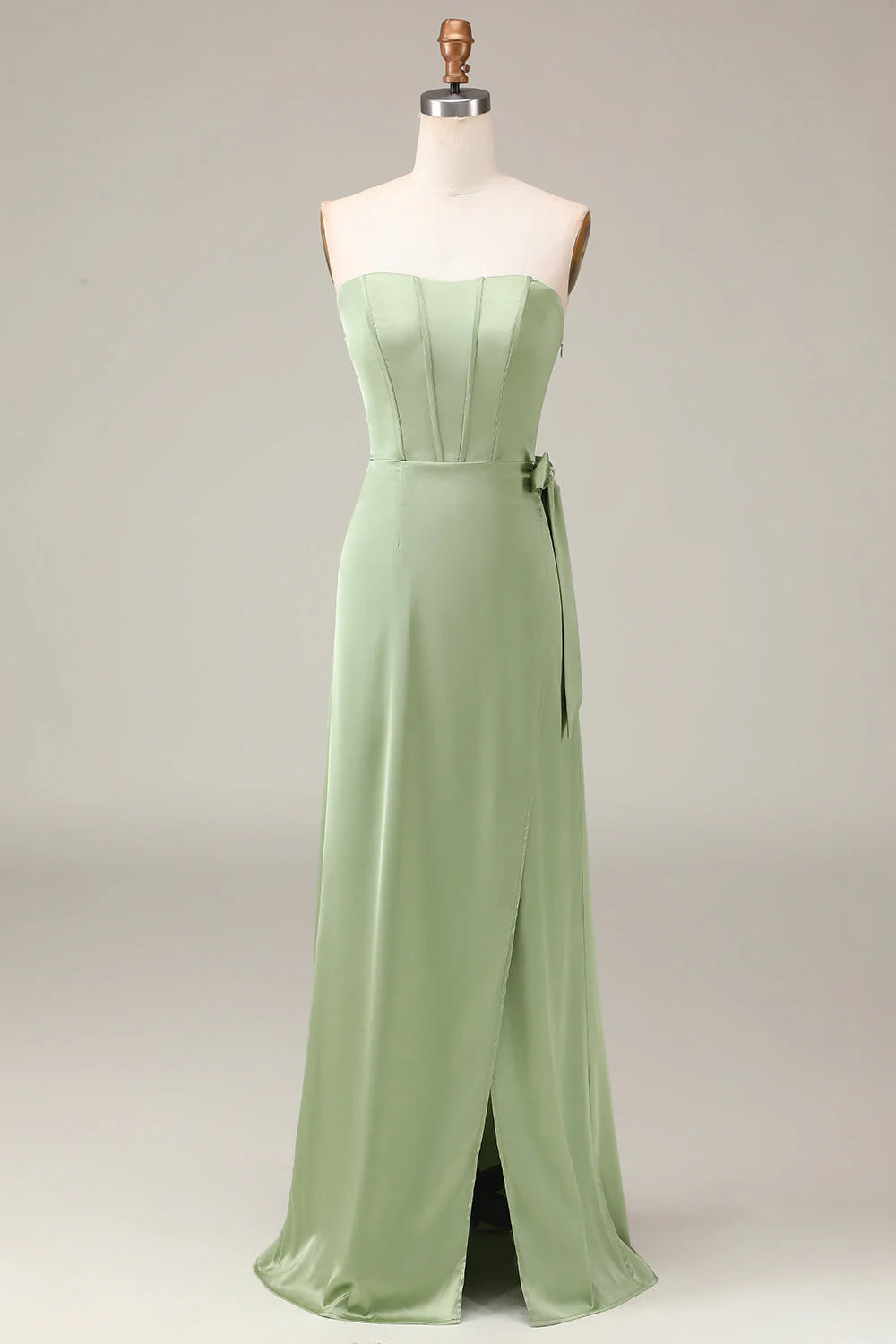 Vestido de dama de honor de satén con corsé ajustado sin tirantes y abertura en forma de A en color matcha