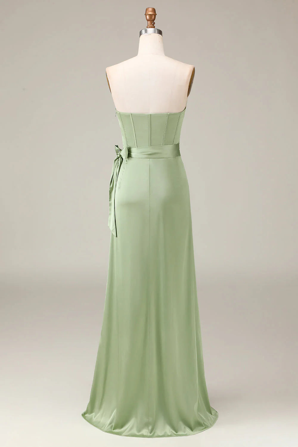 Vestido de dama de honor de satén con corsé ajustado sin tirantes y abertura en forma de A en color matcha